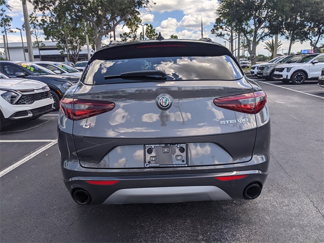 2022 Alfa Romeo Stelvio Ti photo 2
