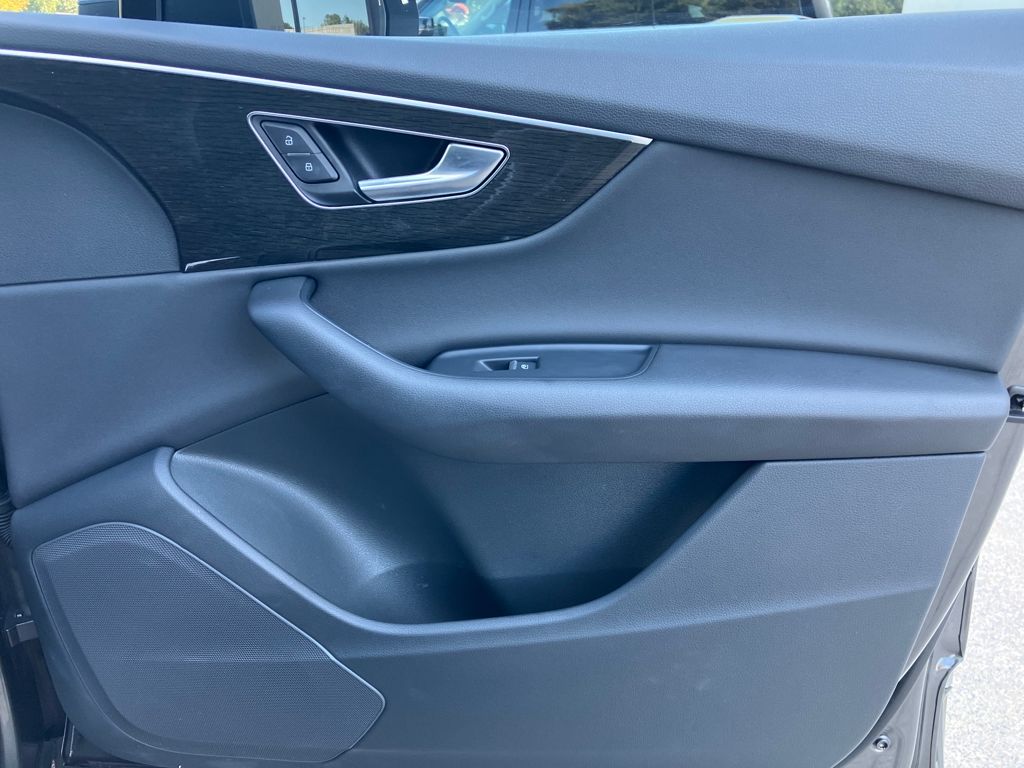 2021 Audi Q7 45 Premium photo 34