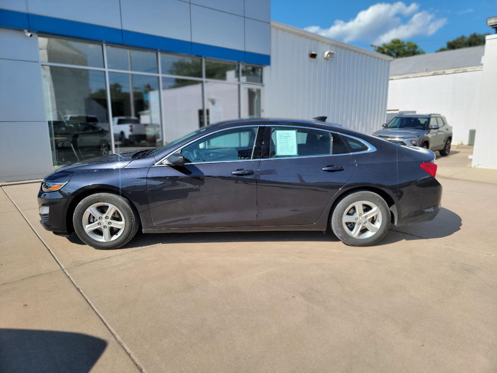 2022 Chevrolet Malibu LS photo 4
