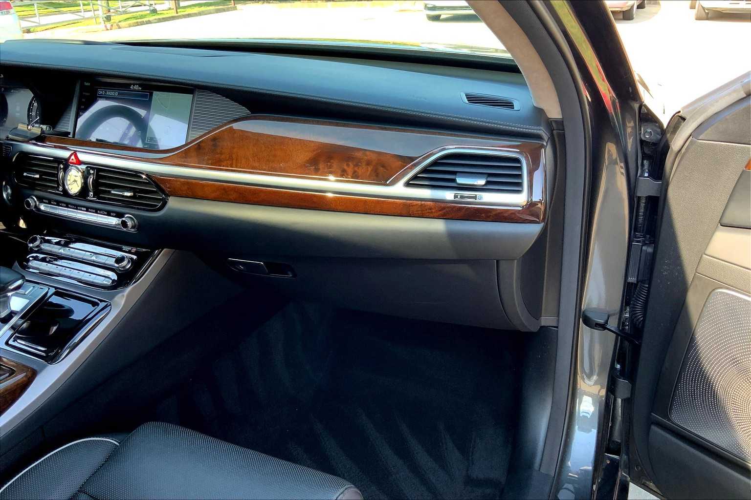2019 Genesis G90 3.3T Premium photo 17