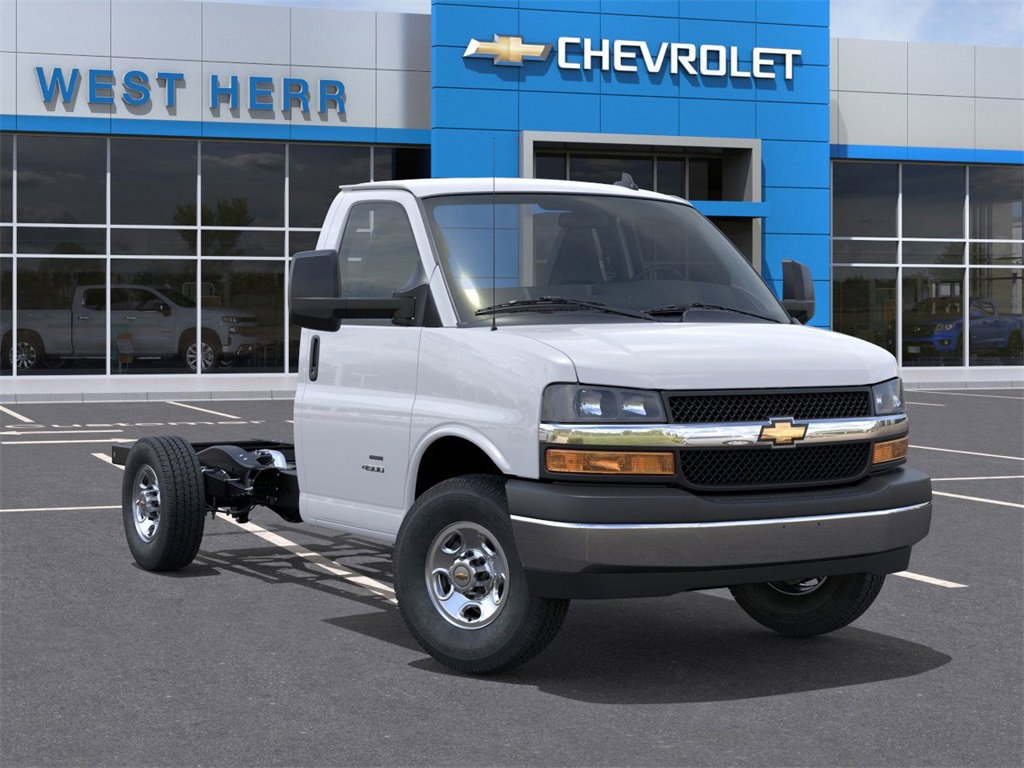 2025 Chevrolet Express Cutaway 3500 photo 3