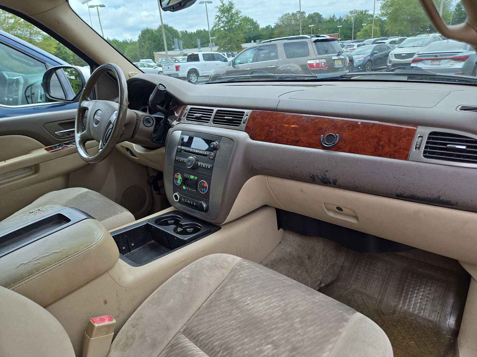 2011 Gmc Yukon SLE photo 2