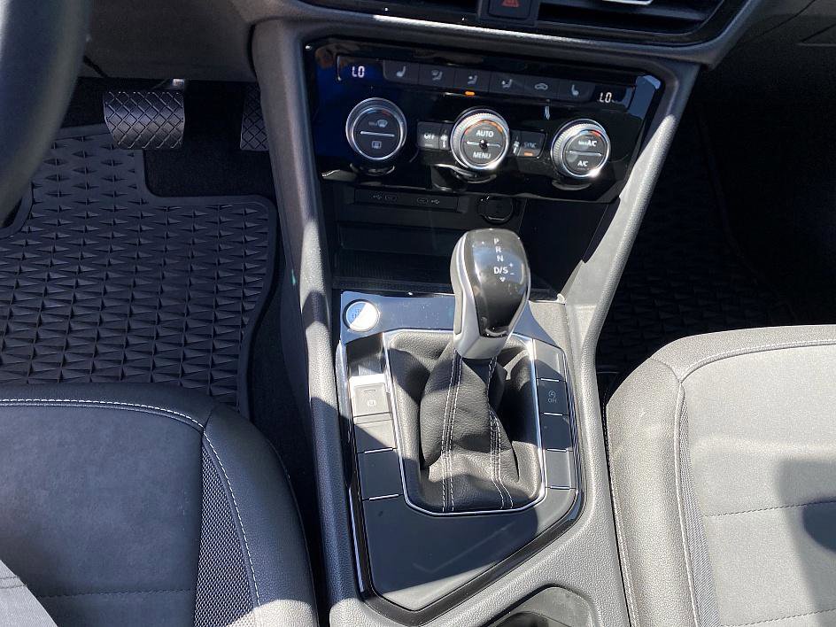 2024 Volkswagen Taos SE photo 8