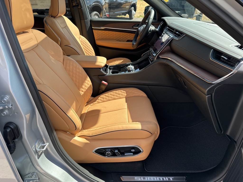 2025 Jeep Grand Cherokee L Summit photo 40