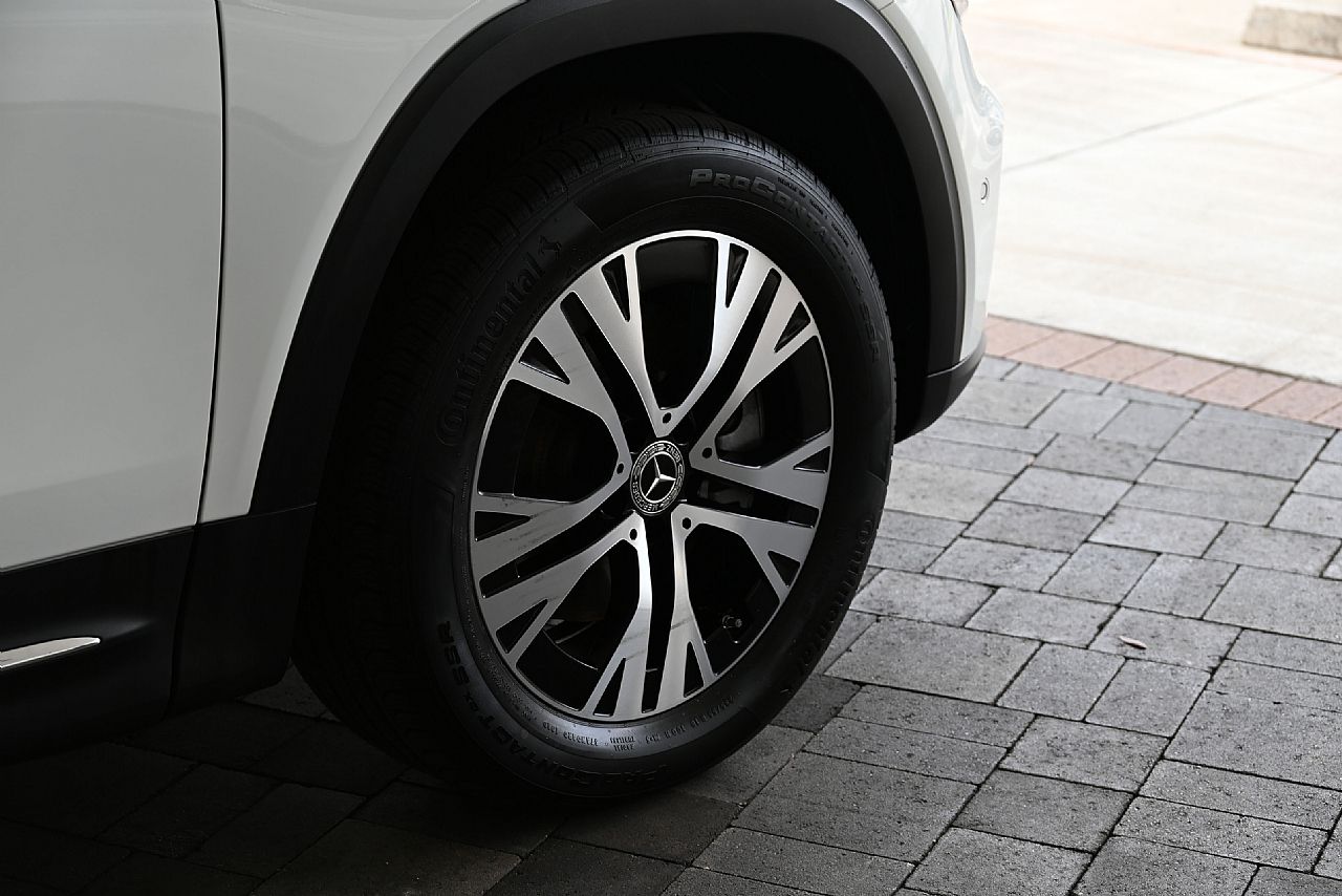 2025 Mercedes Benz GLB 250 4MATIC photo 2