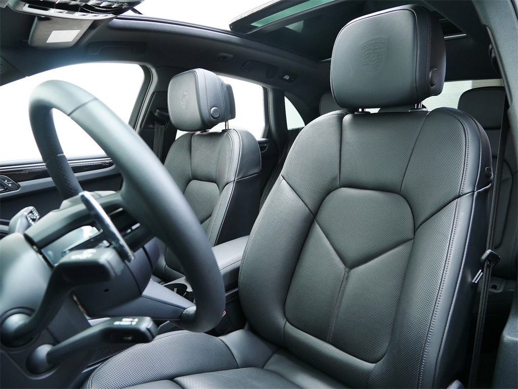 2025 Porsche Macan T photo 2