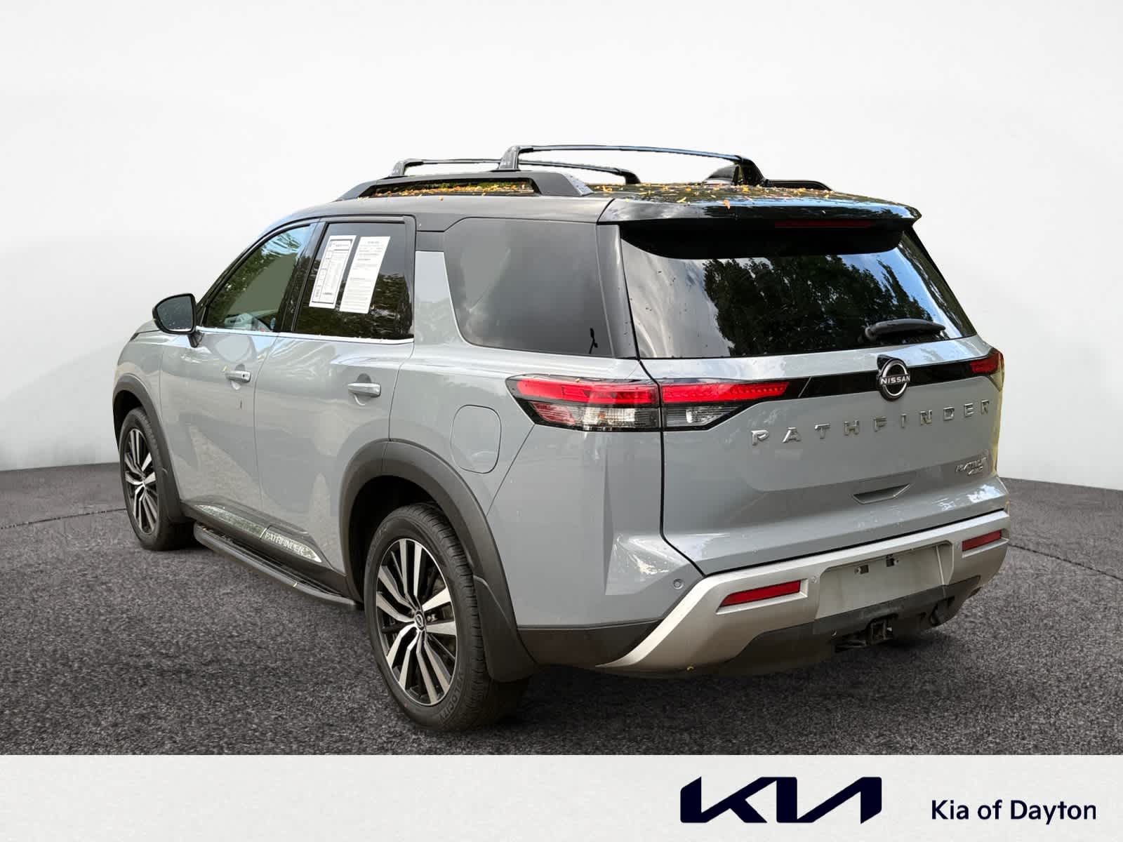 2023 Nissan Pathfinder Platinum photo 2