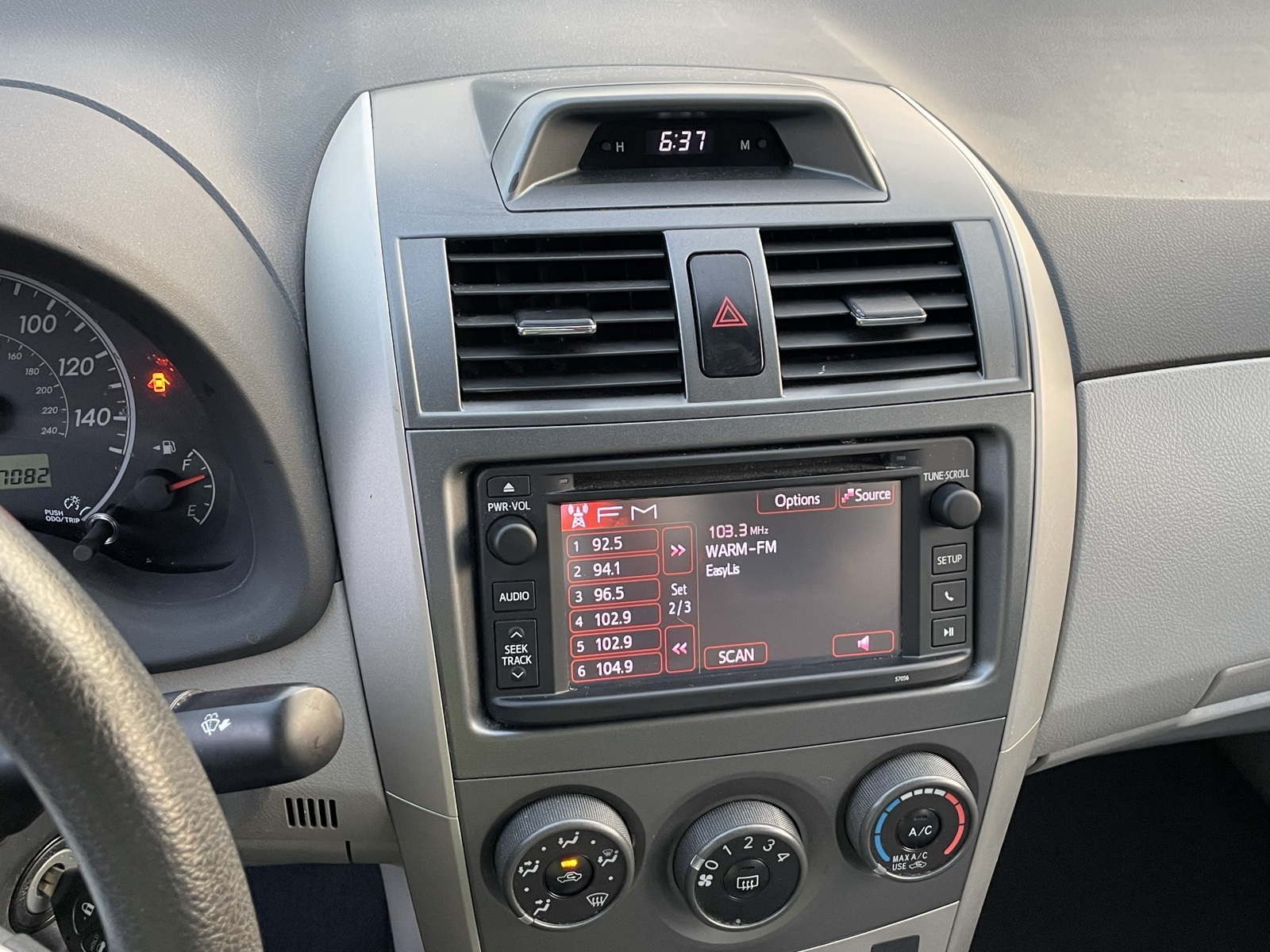 2013 Toyota Corolla LE photo 21