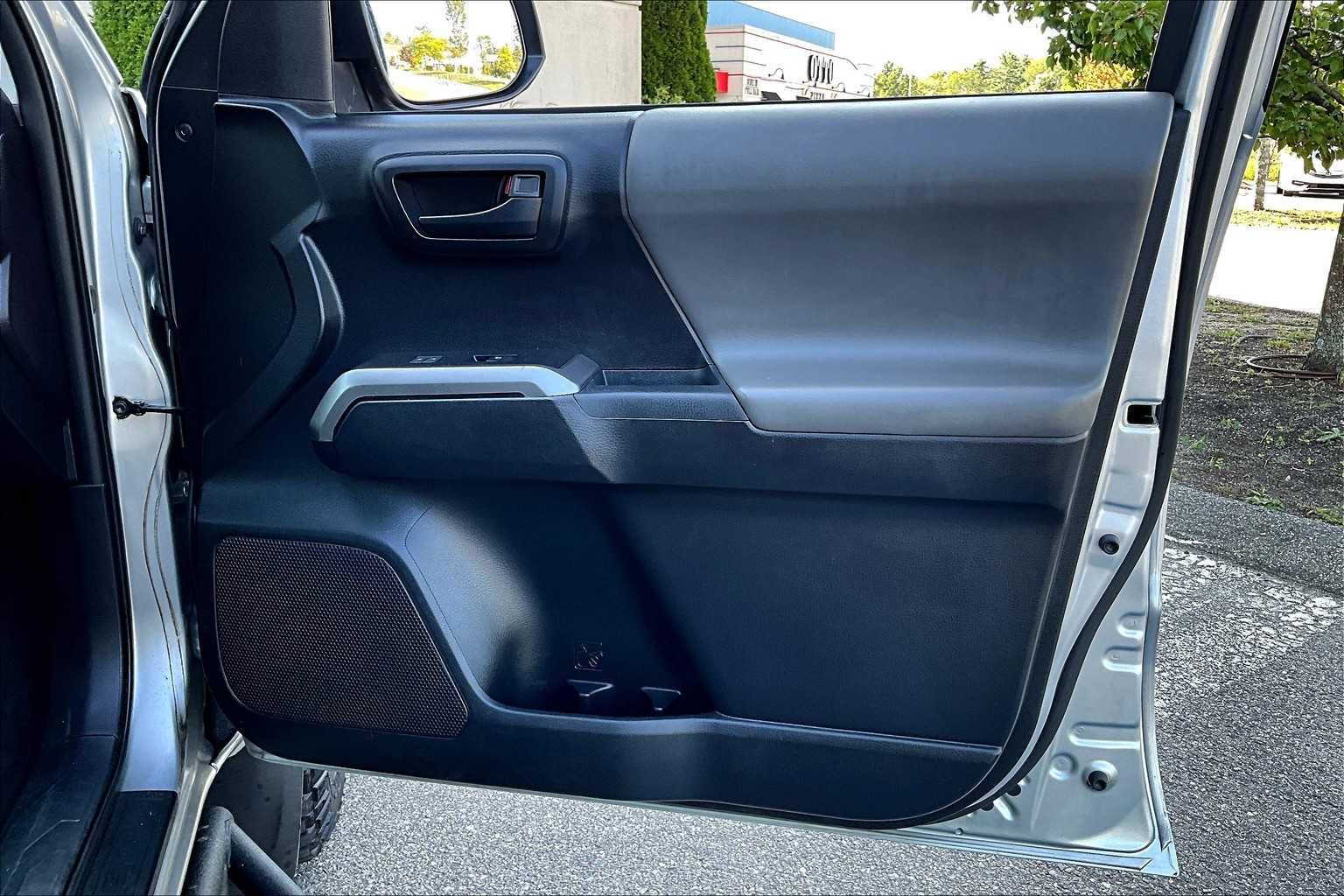 2016 Toyota Tacoma SR5 photo 22