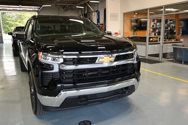 2023 Chevrolet Silverado 1500 LT photo 3