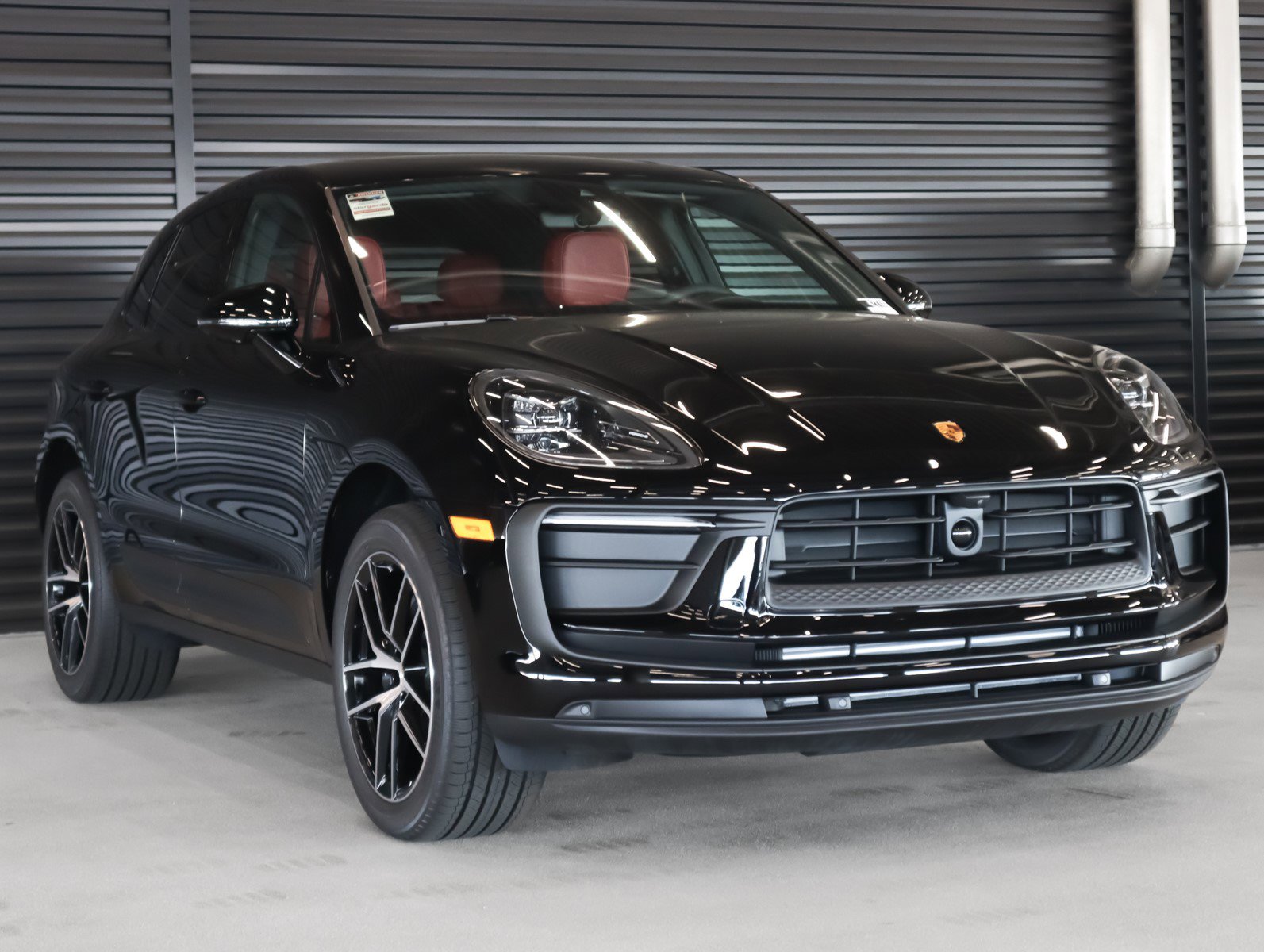 2025 Porsche Macan T photo 6