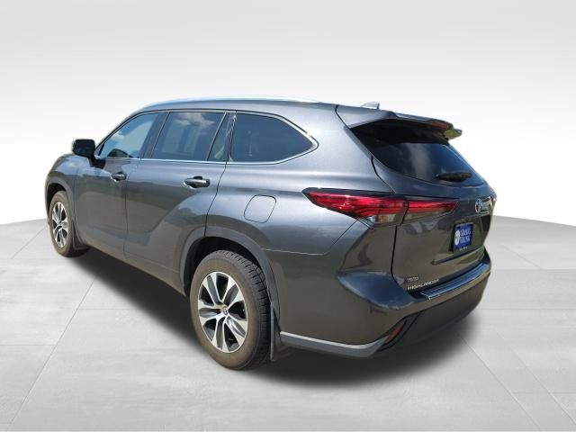 2021 Toyota Highlander XLE photo 3