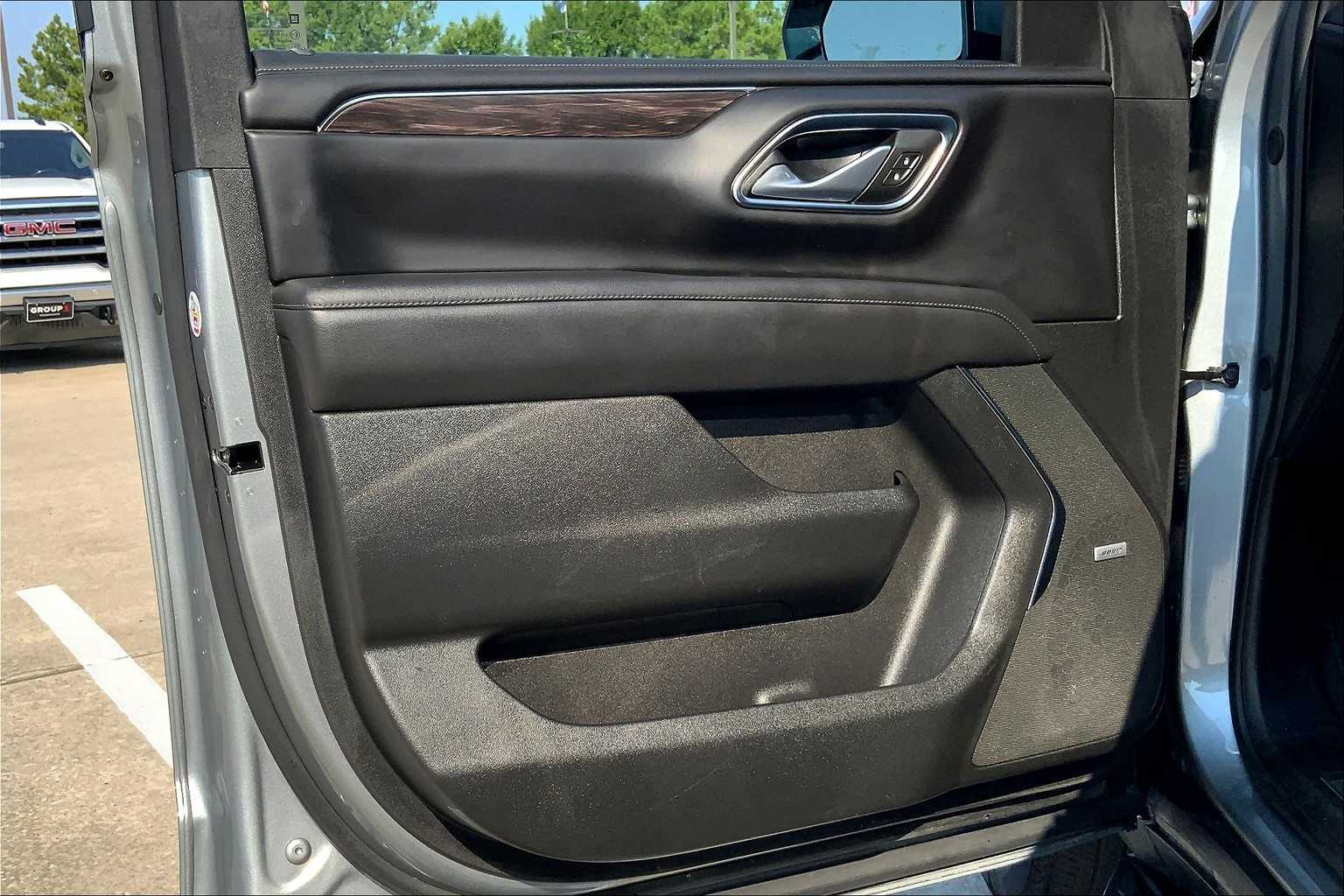 2024 Chevrolet Suburban LT photo 18