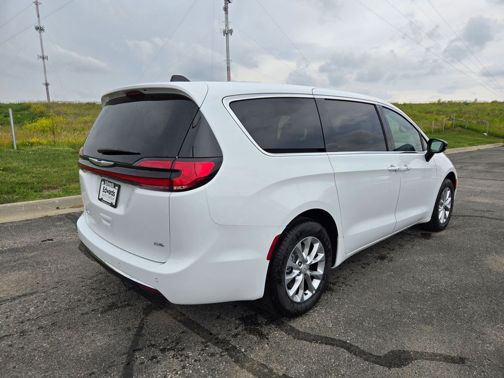 2025 Chrysler Pacifica photo 3
