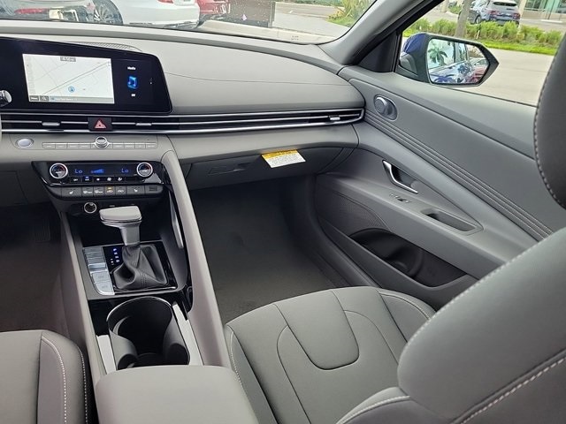 2025 Hyundai Elantra SEL Convenience photo 12