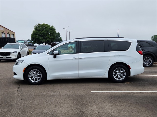 2022 Chrysler Voyager LX photo 2
