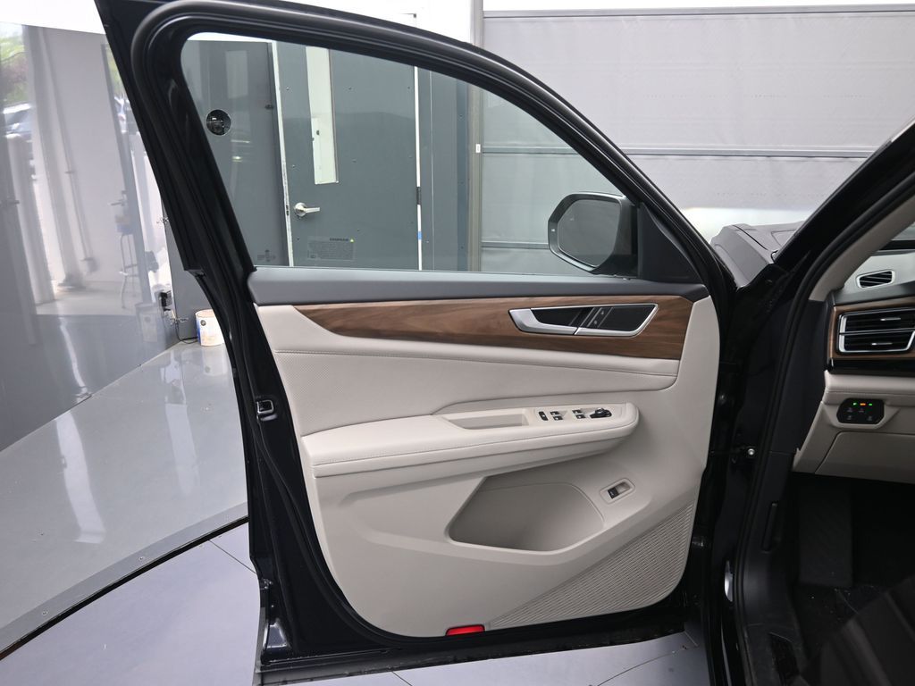 2025 Volkswagen Atlas SE Technology photo 33