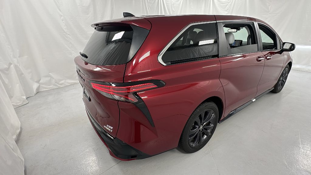 2023 Toyota Sienna XSE photo 3