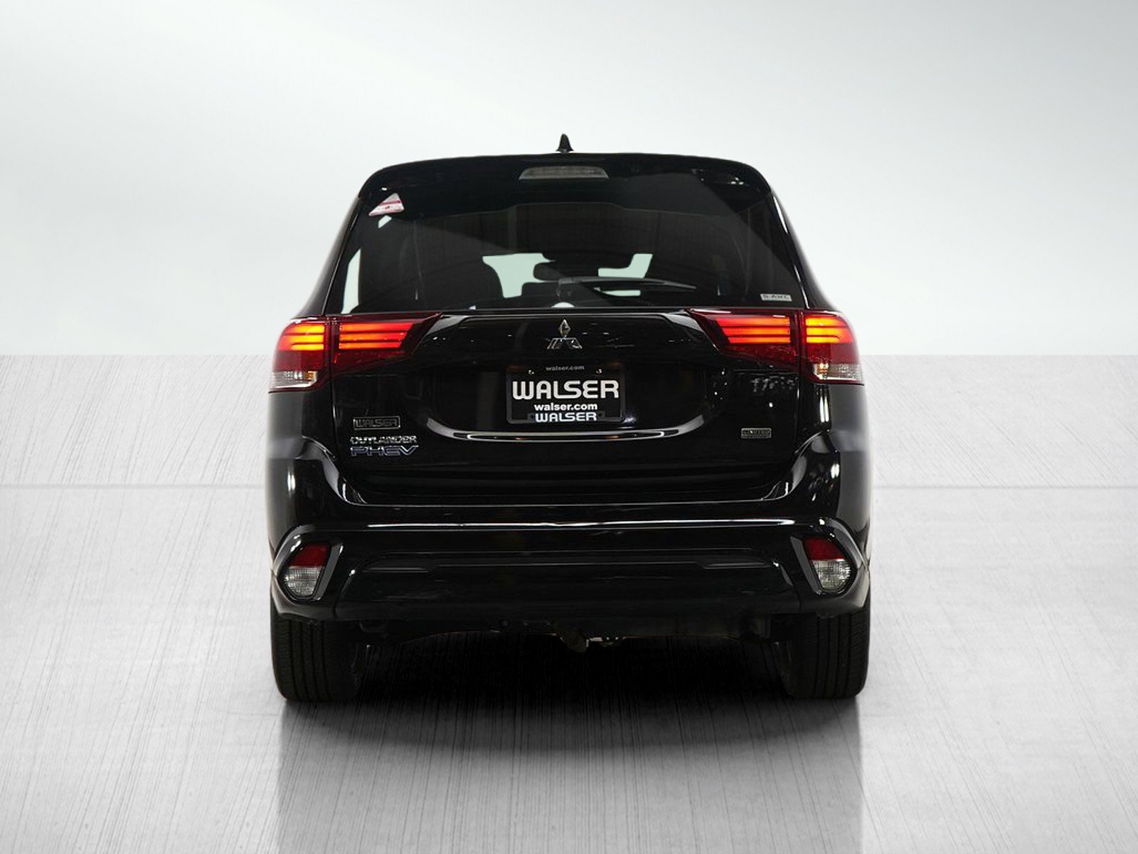 2022 Mitsubishi Outlander PHEV LE photo 2