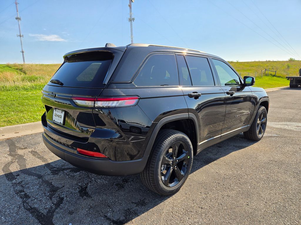 2025 Jeep Grand Cherokee Limited photo 3