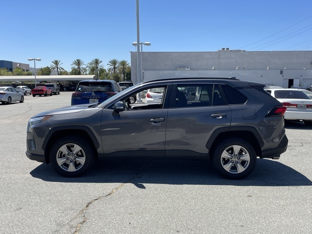 2022 Toyota RAV4 XLE photo 6