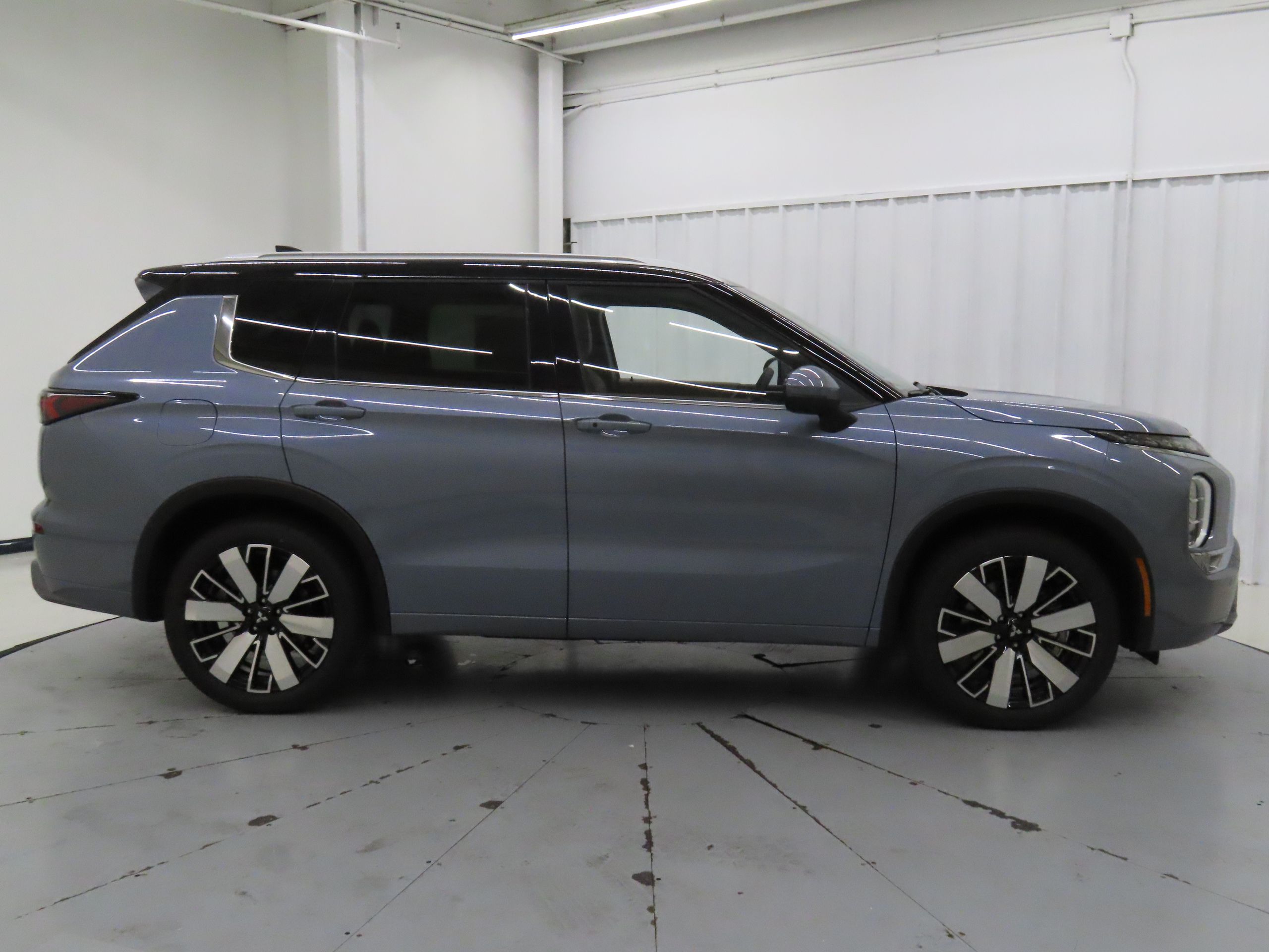 2025 Mitsubishi Outlander SEL photo 2