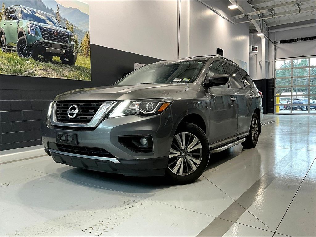 2020 Nissan Pathfinder SV photo 3
