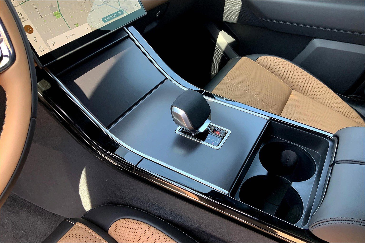 2026 Land Rover Range Rover Velar P400 Autobiography photo 6