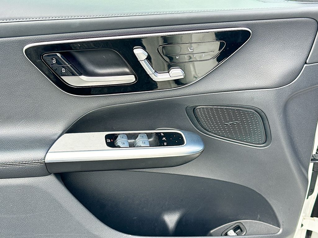 2024 Mercedes Benz GLC 300 photo 18