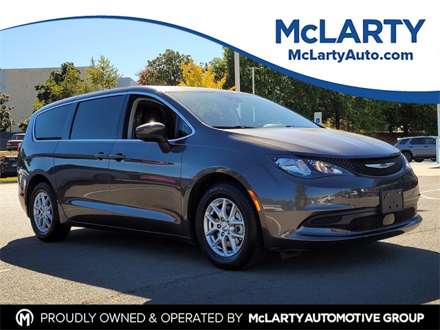 Pre-Owned 2023 Chrysler Voyager LX's photo