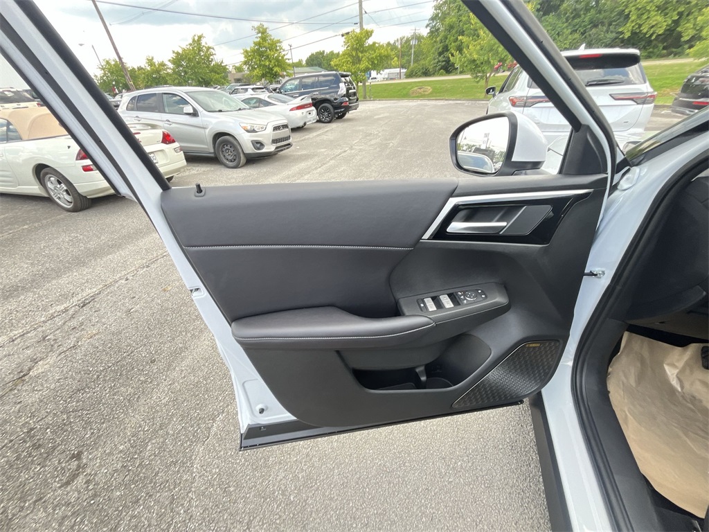 2025 Mitsubishi Outlander SE photo 13