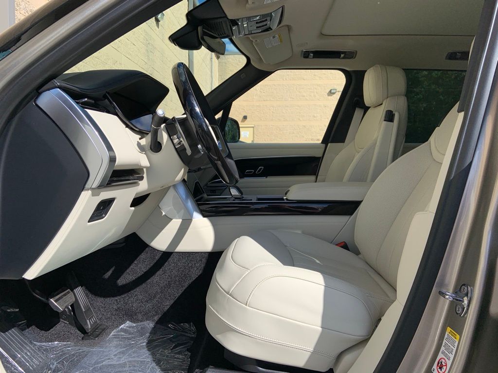 2025 Land Rover Range Rover SE photo 11