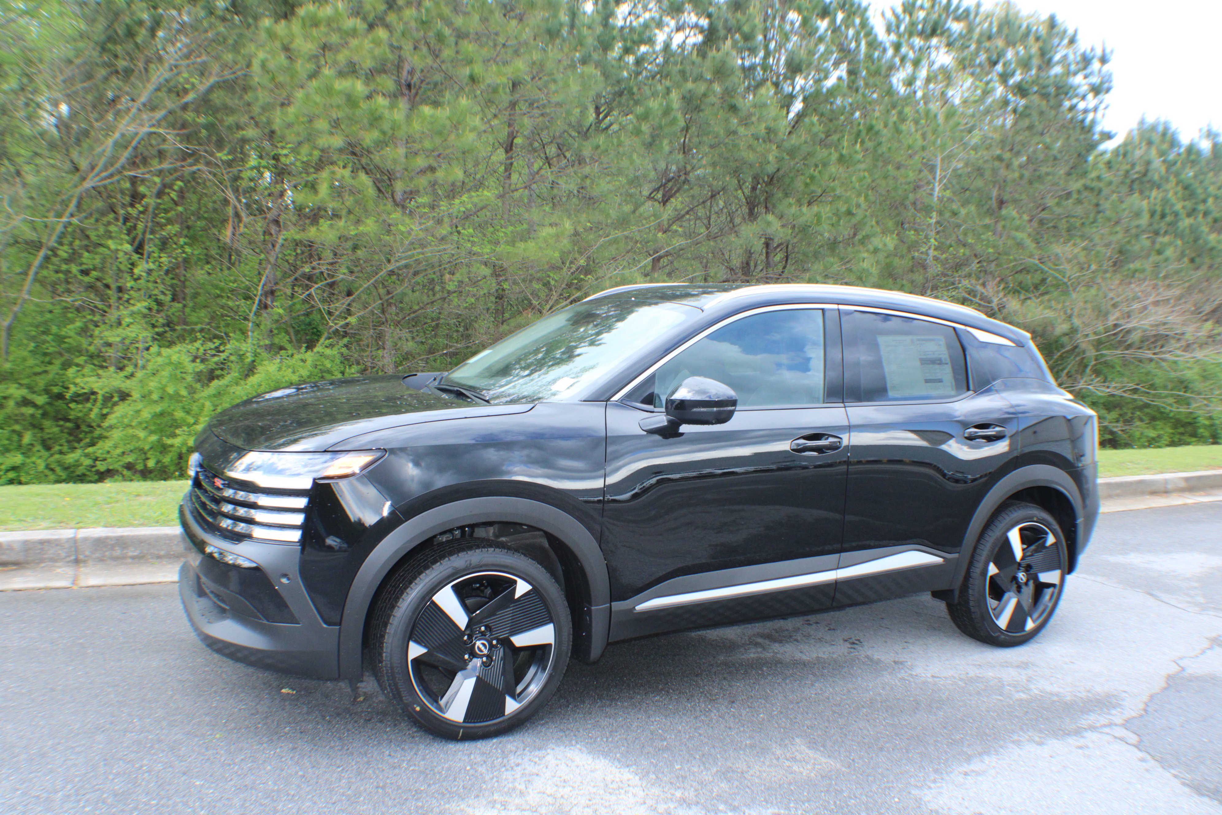 2025 Nissan Kicks SR photo 4
