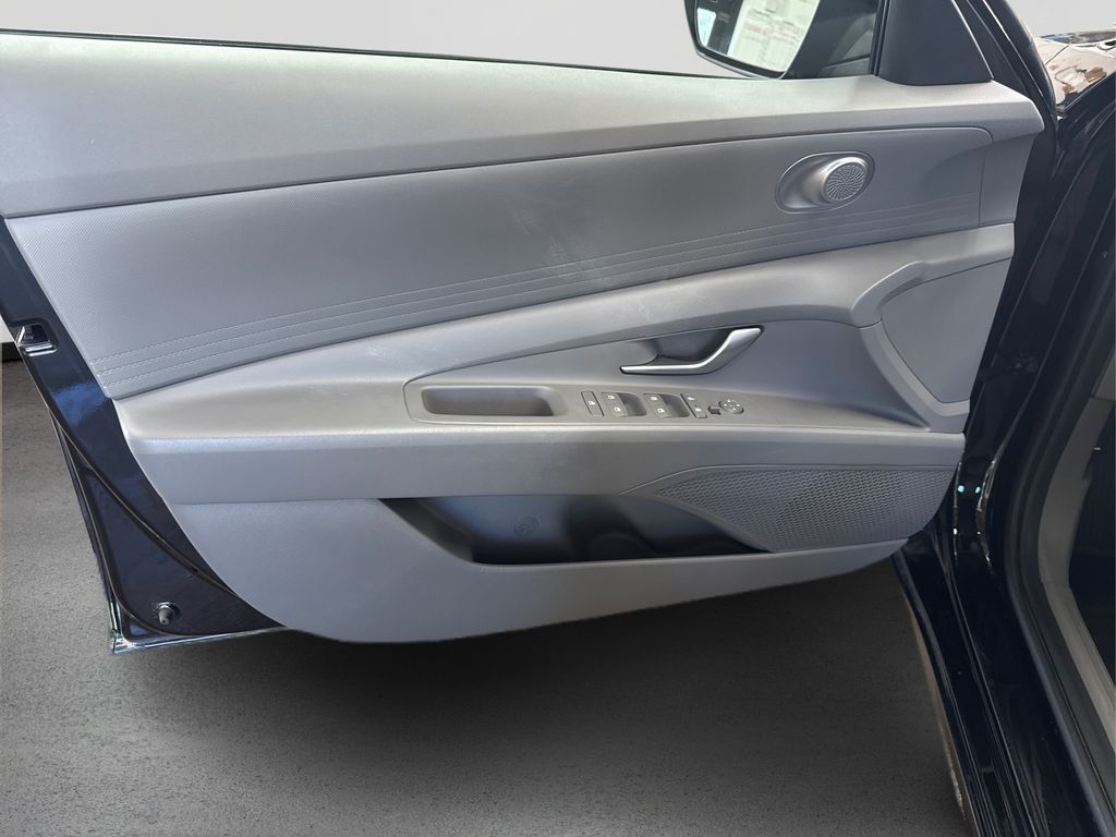 2022 Hyundai Elantra SEL photo 20