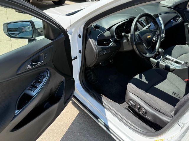 Used 2016 Iridescent Pearl Tricoat Chevrolet LT image 10