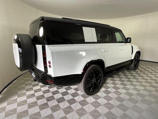 2025 Land Rover Defender 130 X-Dynamic SE photo 4