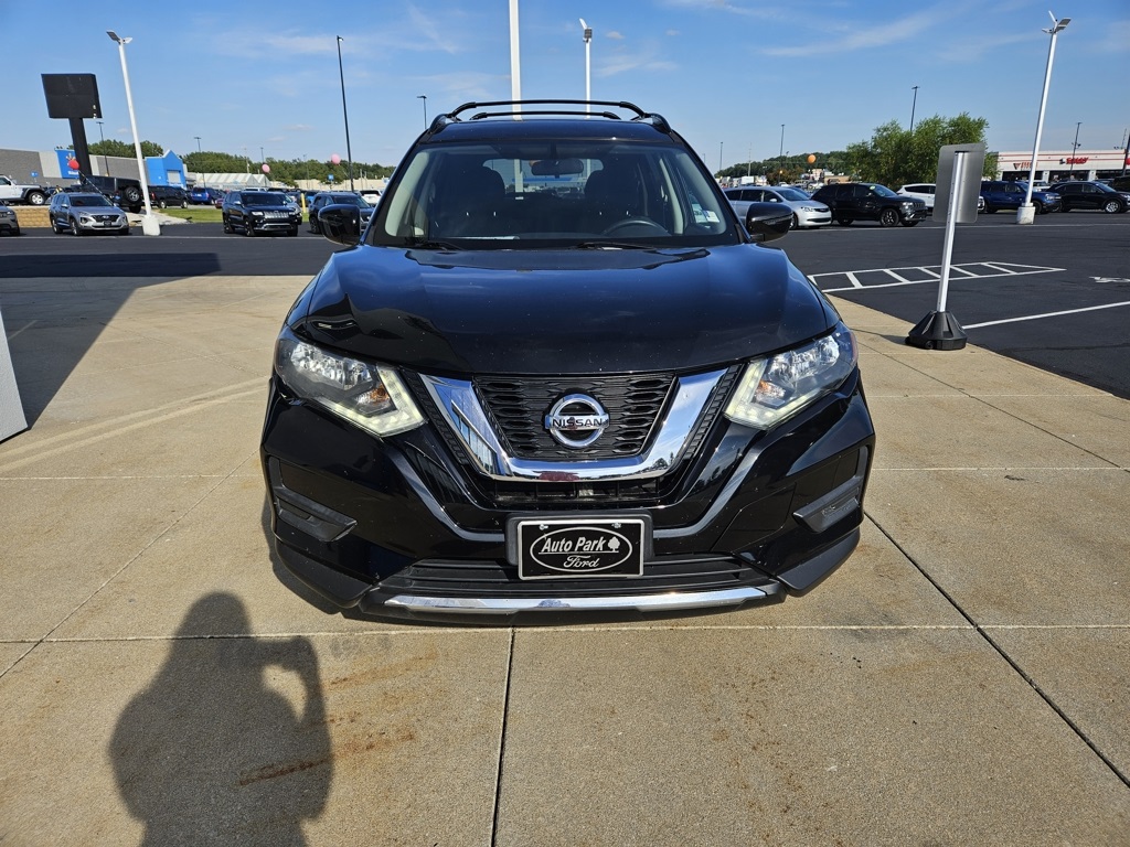 2017 Nissan Rogue SV photo 3