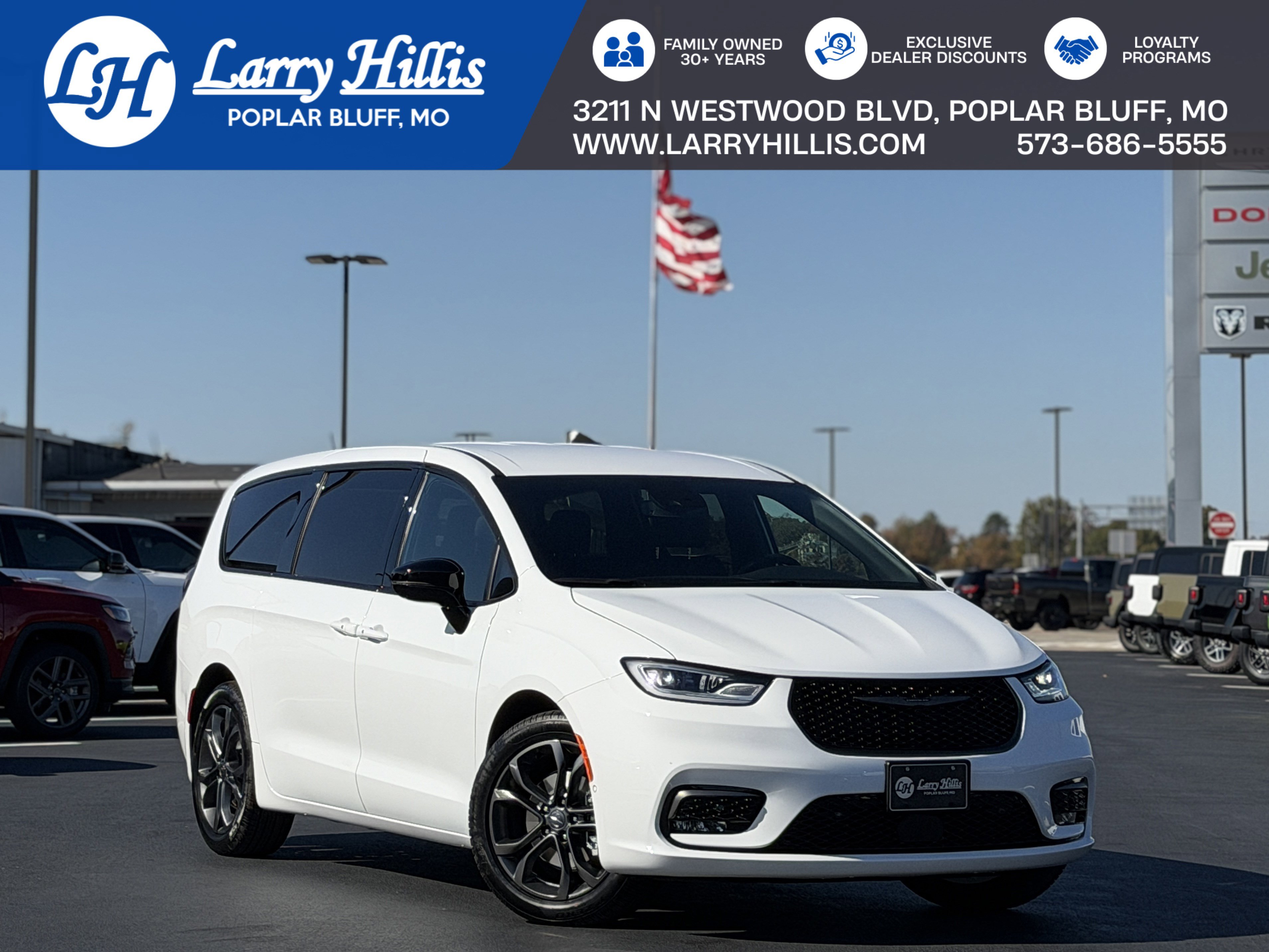 2026 Chrysler Pacifica Select's photo