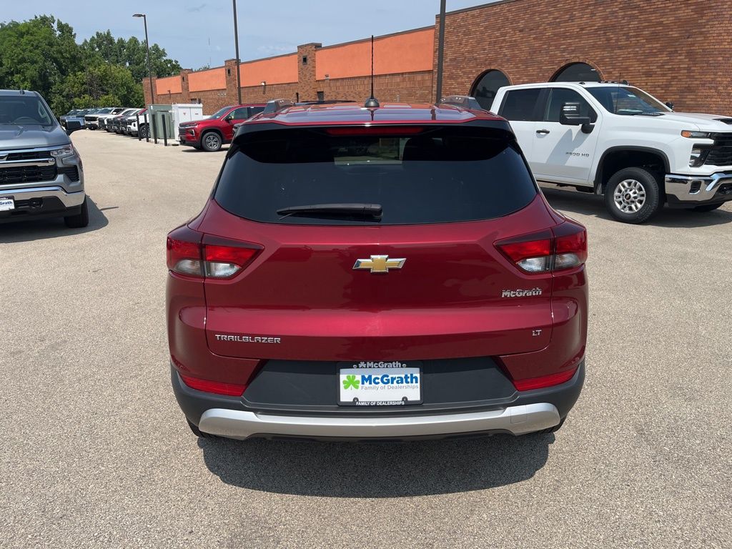 2022 Chevrolet Trailblazer LT photo 2