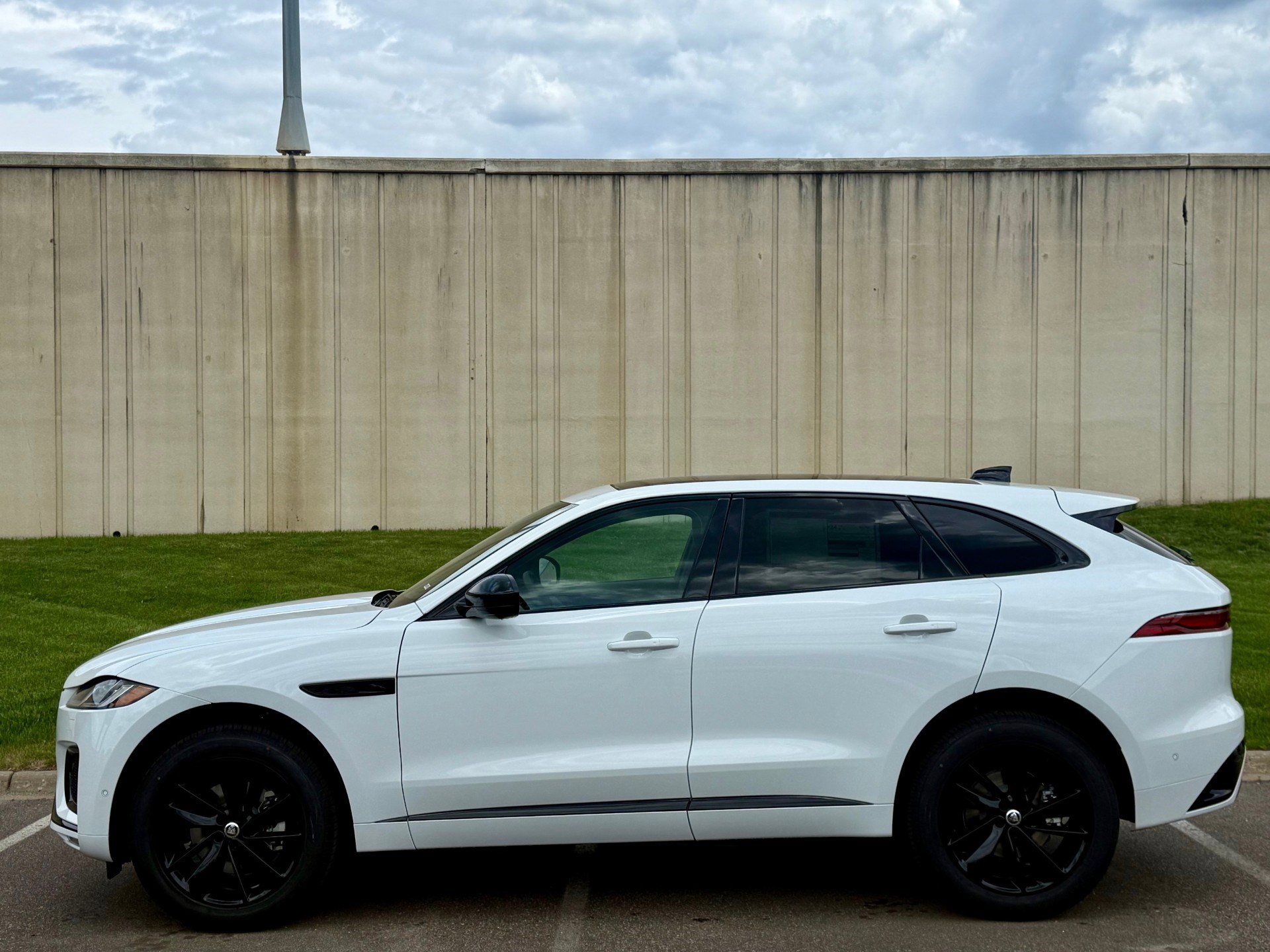 2025 Jaguar F-PACE P250 R-Dynamic S photo 4