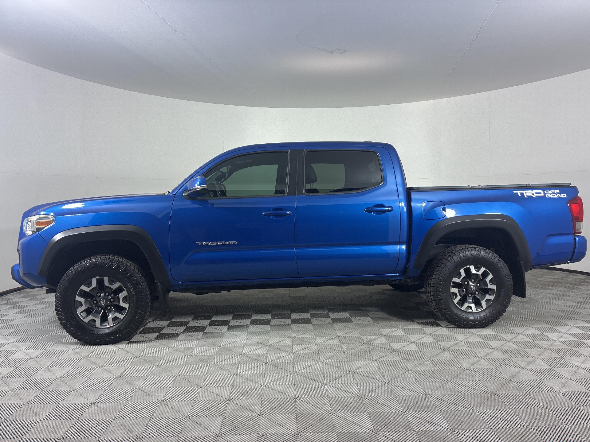2017 Toyota Tacoma TRD photo 2