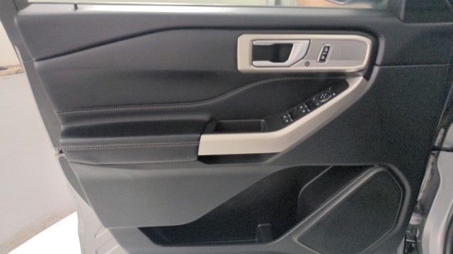 Used 2023 SILVER Ford Limited image 23