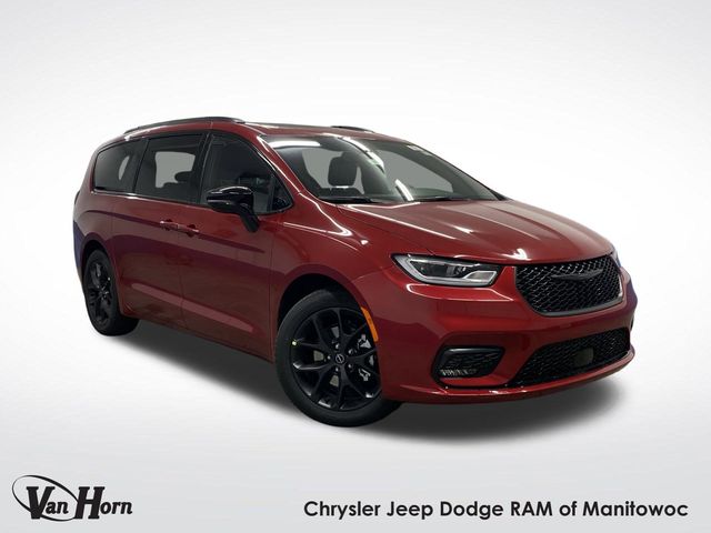 2026 Chrysler Pacifica Limited's photo