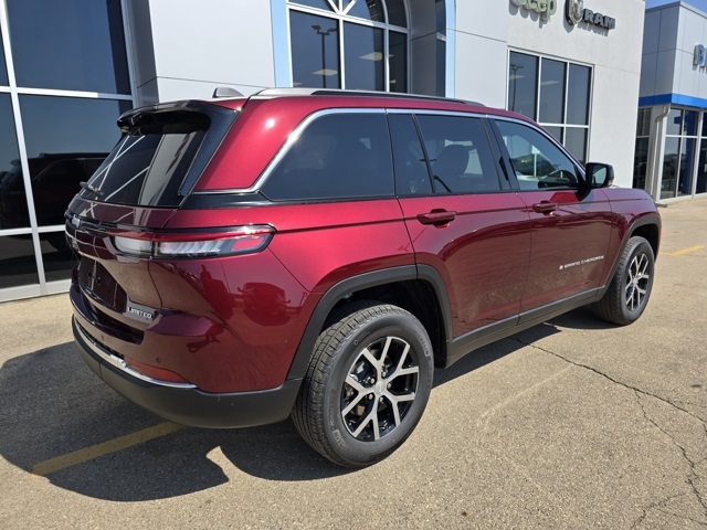 2025 Jeep Grand Cherokee Limited photo 3