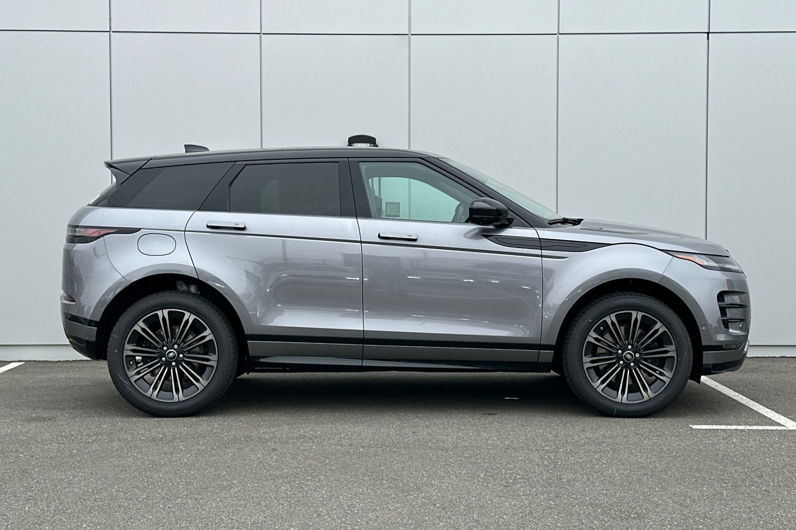 2026 Land Rover Range Rover Evoque Dynamic SE photo 7