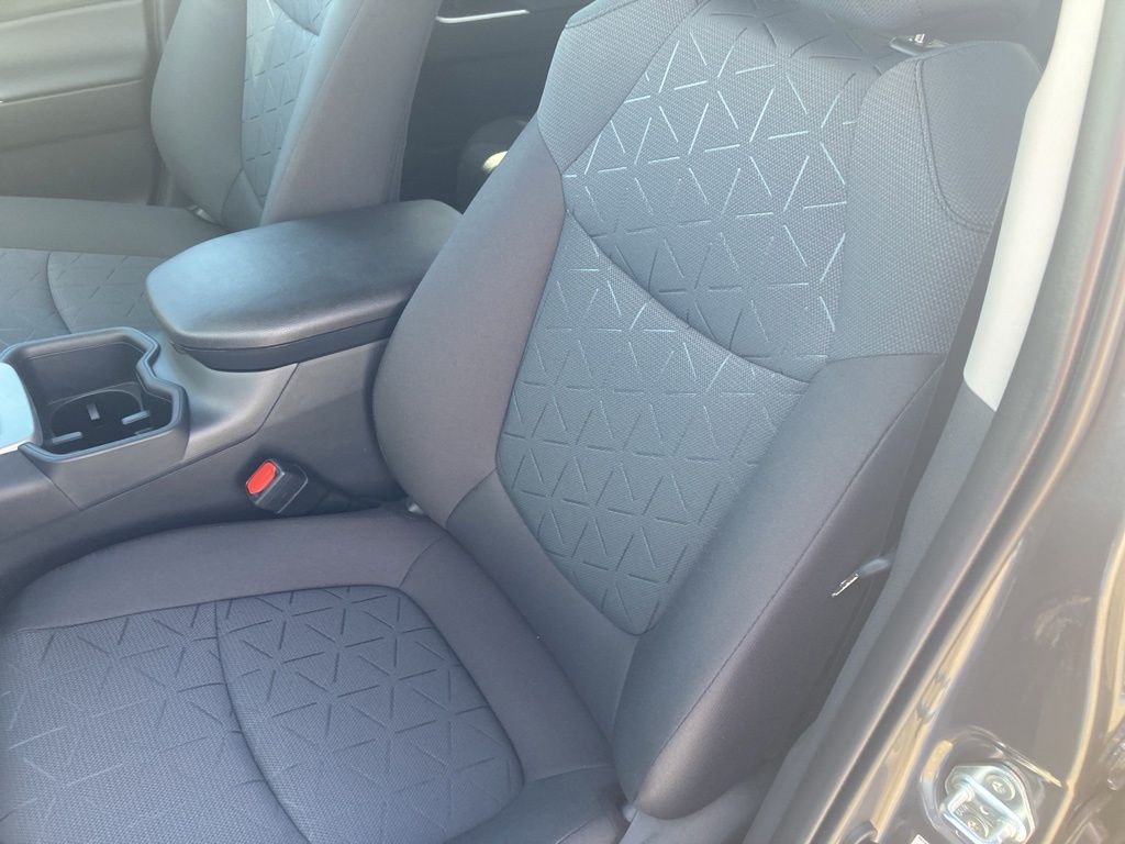 2025 Toyota RAV4 XLE photo 21