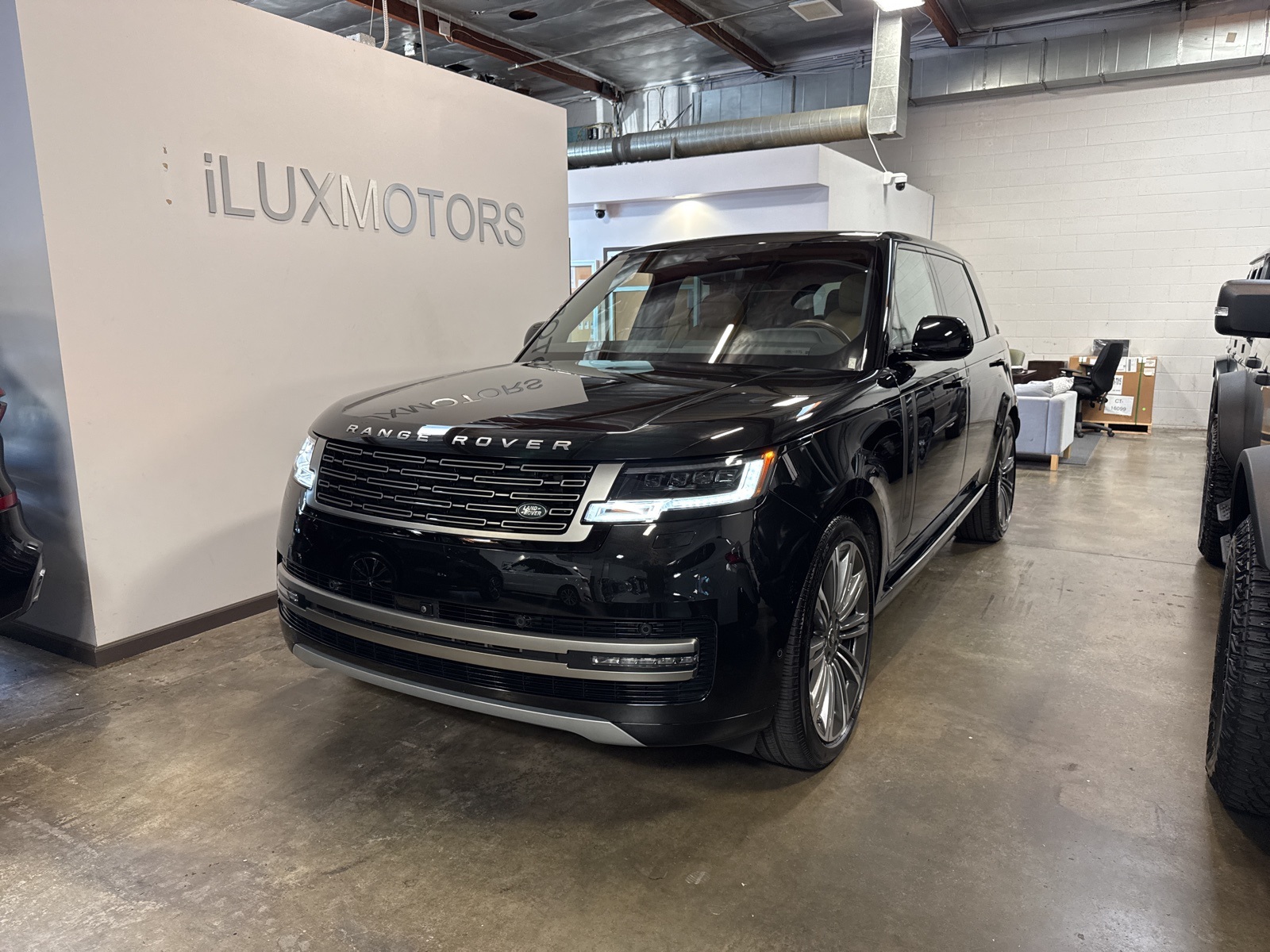 2025 Land Rover Range Rover SE's photo