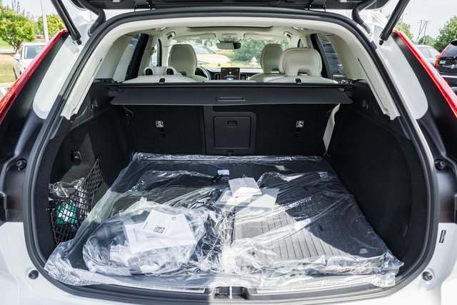 2026 Volvo XC60 Hybrid T8 photo 9