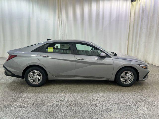 2025 Hyundai Elantra SE photo 4