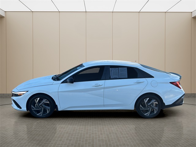 2025 Hyundai Elantra SEL Sport photo 2